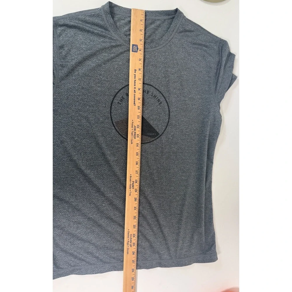Vuori Tee Men's Medium The Rise The Shine Performance Athletic Graphic Gray
